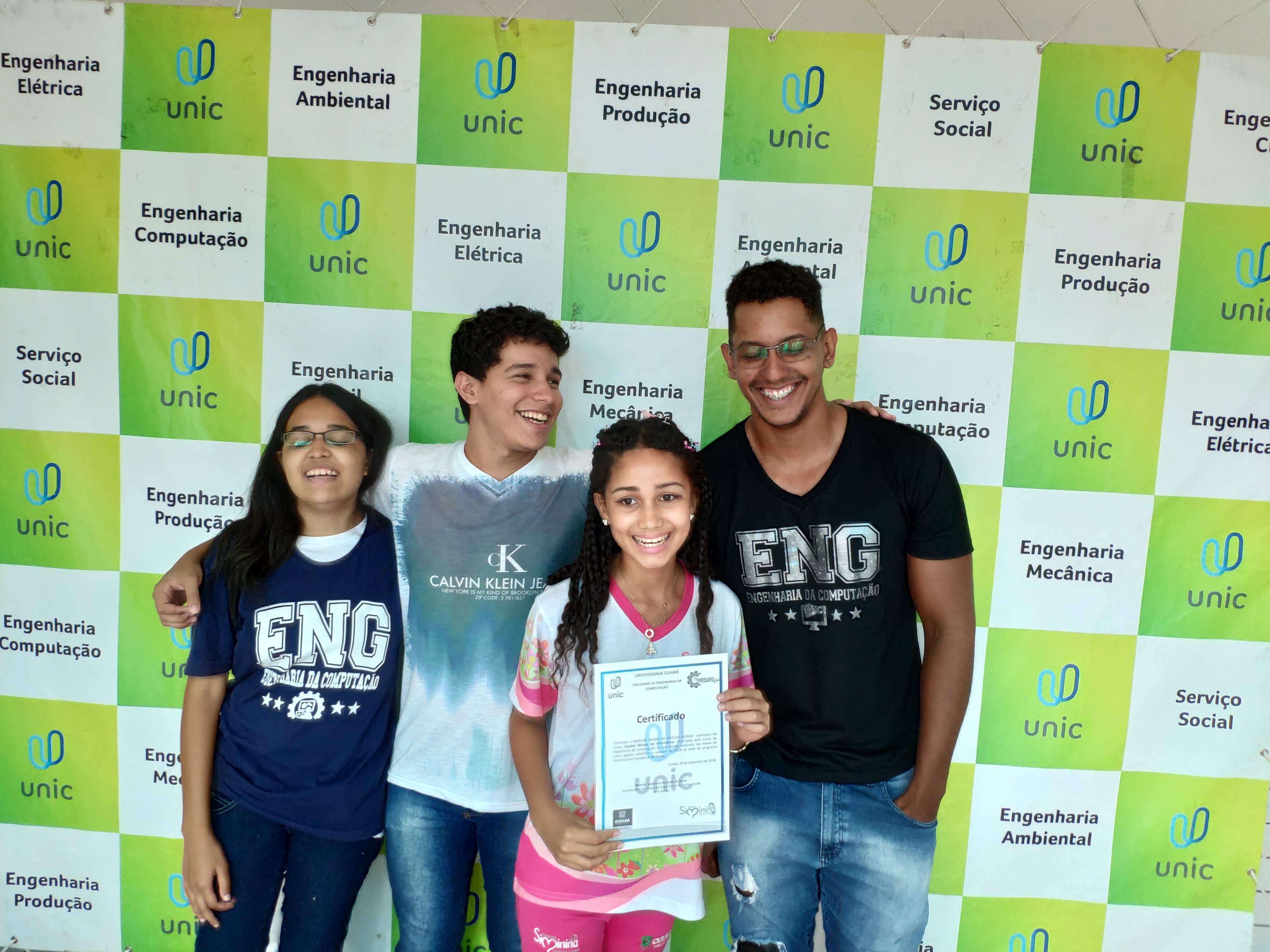Entrega de certificado para os alunos do Projeto Siminina Digital
